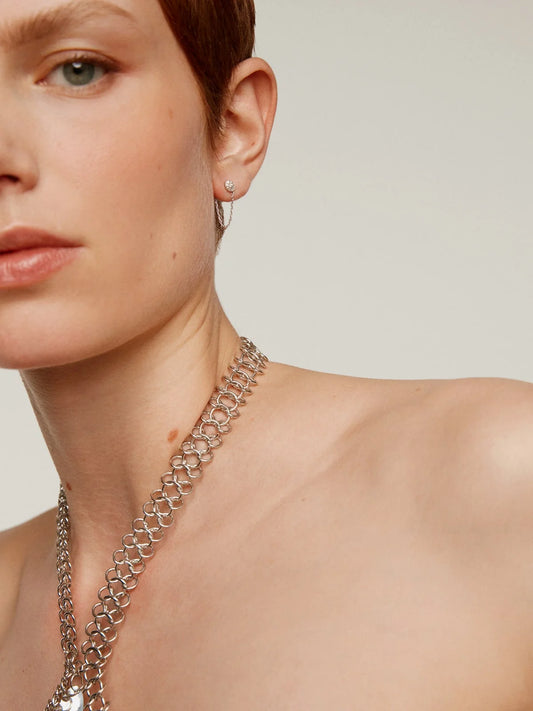 Pendiente individual de oro blanco de 18K con cadena y diamantes
