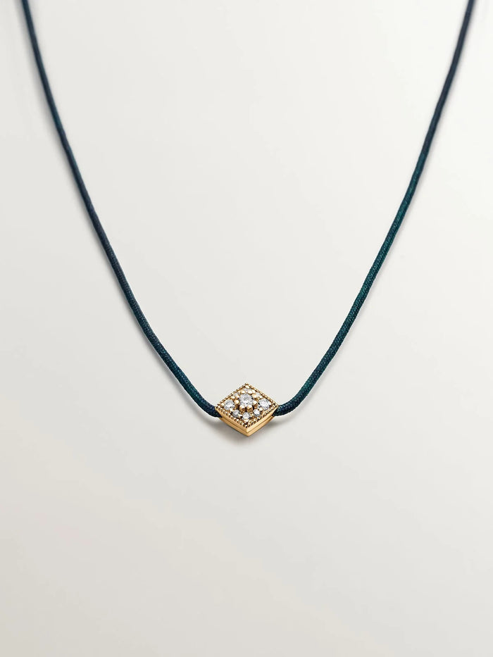 Collar de hilo y oro amarillo de 18K con diamantes