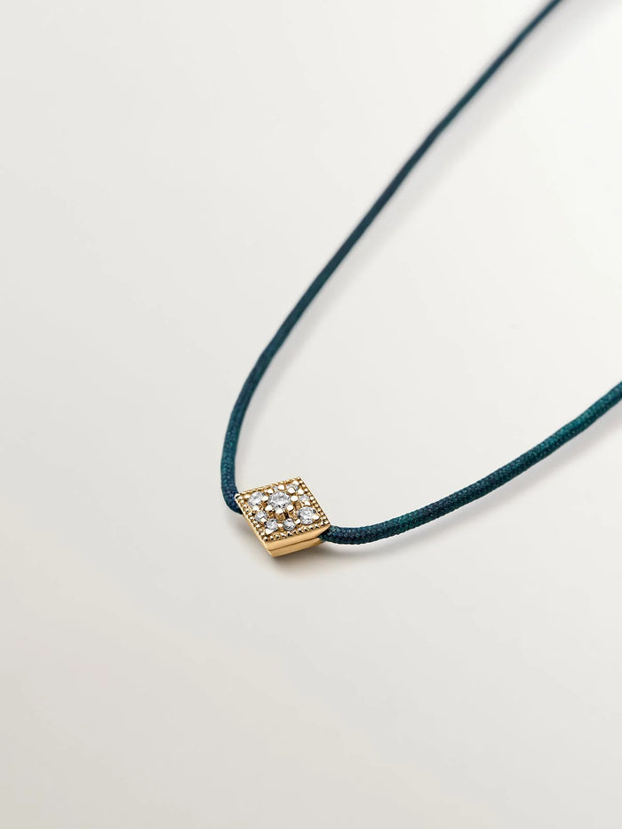 Collar de hilo y oro amarillo de 18K con diamantes