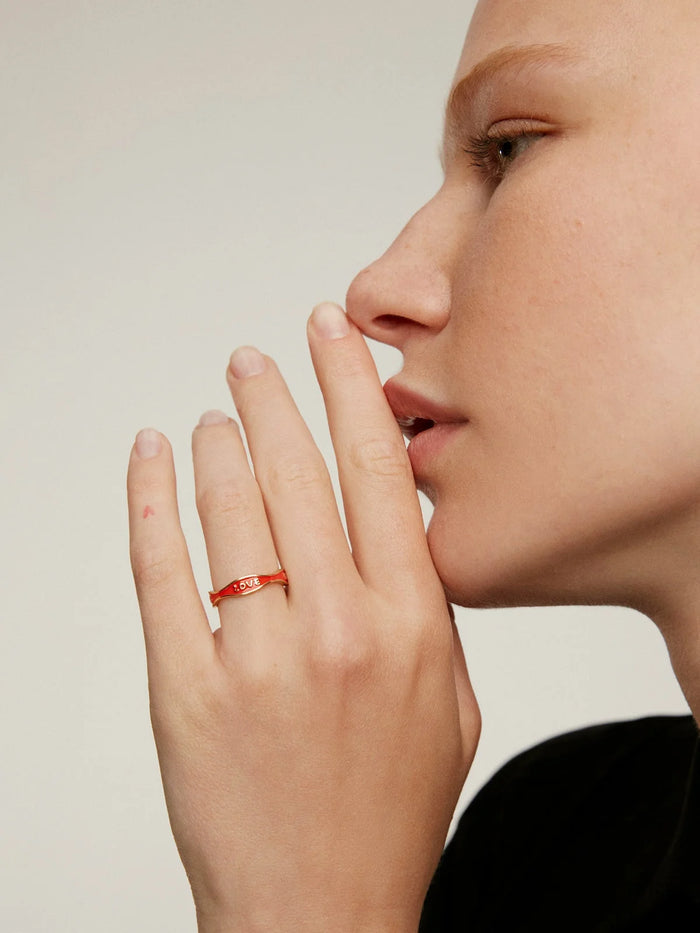 Anillo de plata bañada en oro de 18kt con esmalte rojo