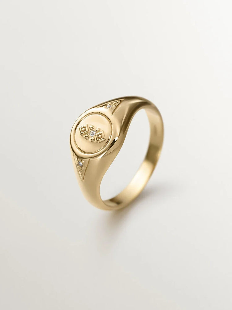 Anillo tipo sello de plata 925 bañada en oro amarillo de 18K con topacio blanco