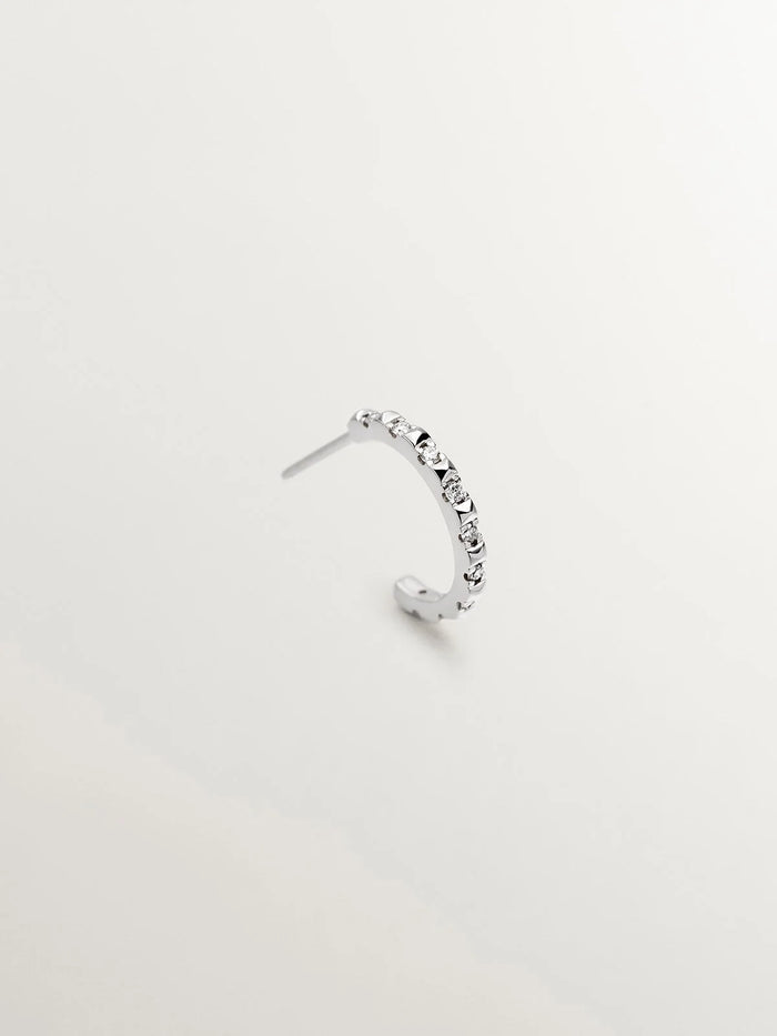 Pendiente de aro individual de oro blanco de 18K con diamantes