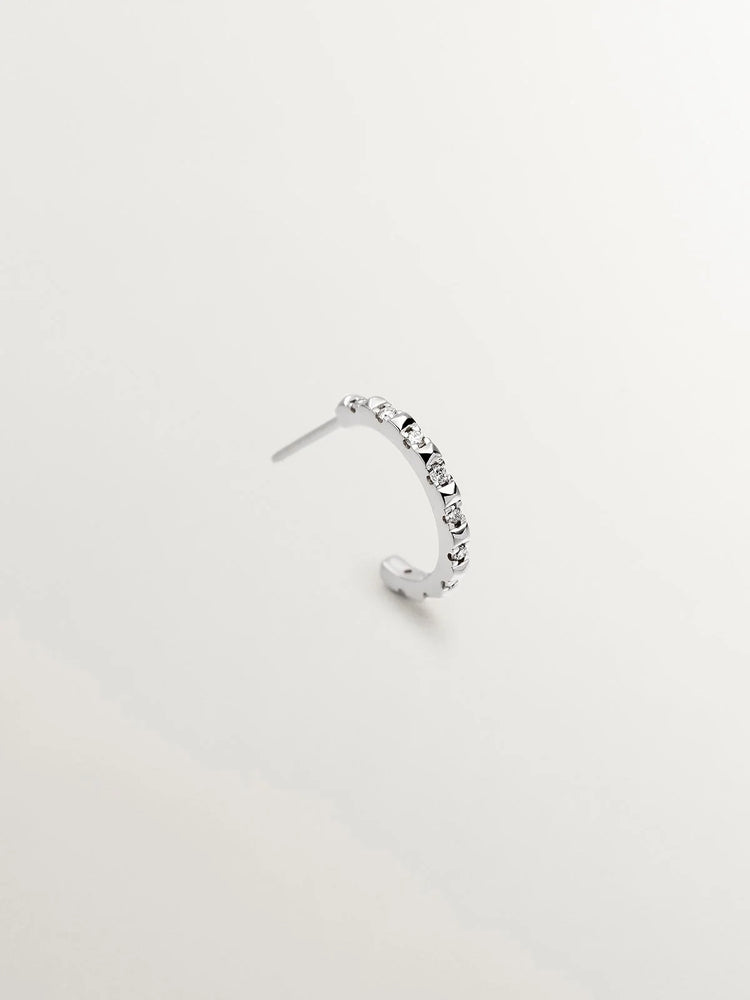 Pendiente de aro individual de oro blanco de 18K con diamantes