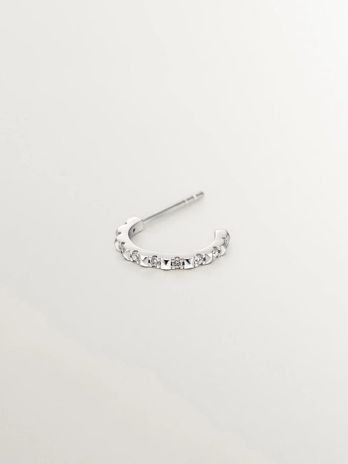 Pendiente de aro individual de oro blanco de 18K con diamantes
