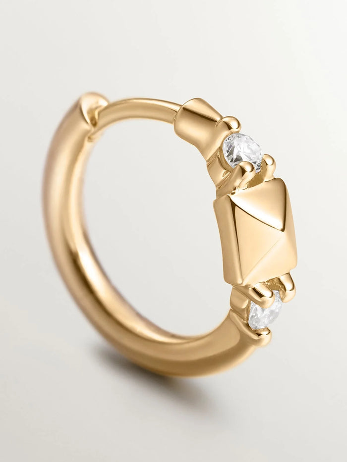 Pendiente de aro individual de oro amarillo de 18K con tachuela y diamantes