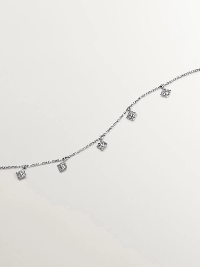 Collar de oro blanco de 18K con formas geométricas y diamantes