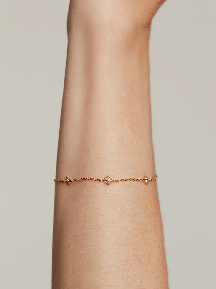 Pulsera de oro amarillo de 18K con formas geométricas y diamantes