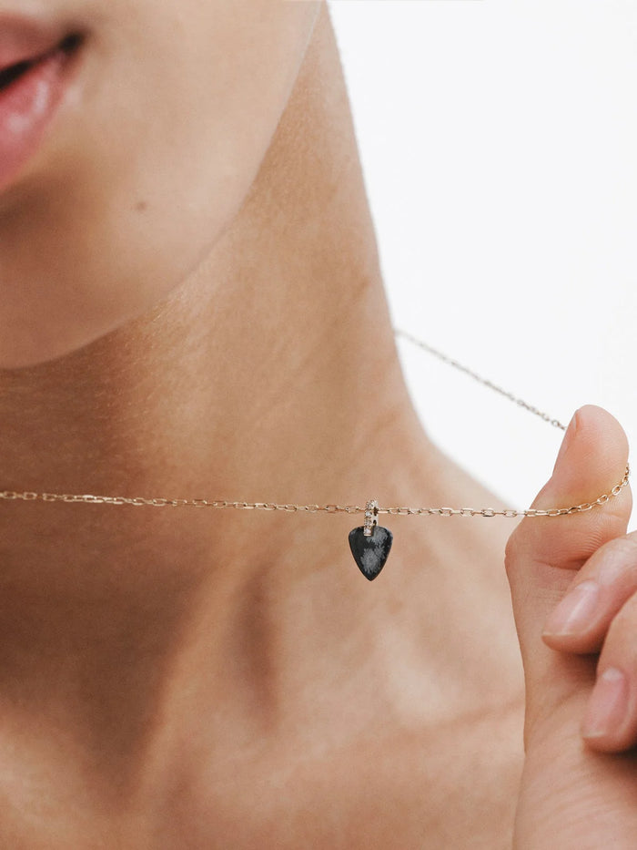 Collar de oro amarillo de 9K con obsidiana negra en talla lágrima y diamantes en talla brillante de 0,03 cts
