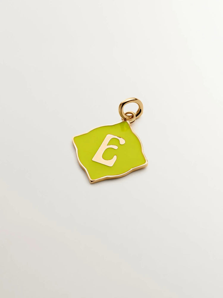 Charm de plata 925 bañada en oro amarillo de 18K con inicial E y esmalte amarillo con forma de rombo irregular