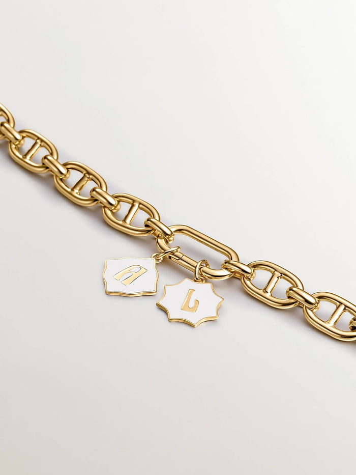 Charm de plata 925 bañada en oro amarillo de 18K con inicial A y esmalte blanco con forma de rombo irregular