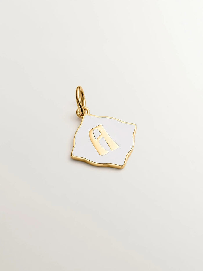 Charm de plata 925 bañada en oro amarillo de 18K con inicial A y esmalte blanco con forma de rombo irregular