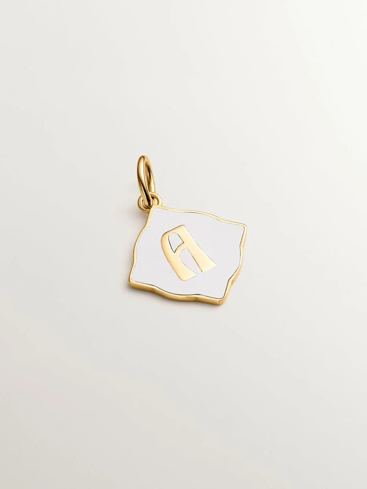 Charm de plata 925 bañada en oro amarillo de 18K con inicial A y esmalte blanco con forma de rombo irregular