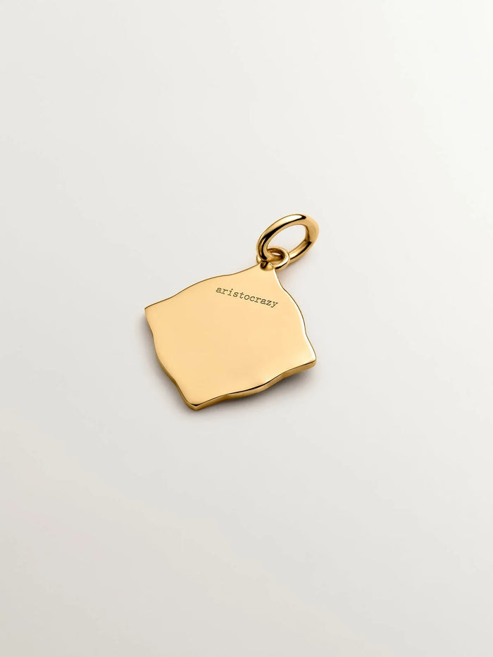 Charm de plata 925 bañada en oro amarillo de 18K con inicial A y esmalte blanco con forma de rombo irregular