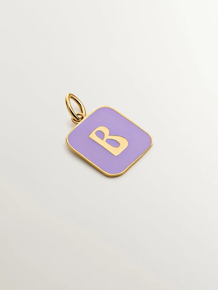 Charm de plata 925 bañada en oro amarillo de 18K con inicial B y esmalte lila con forma cuadrada