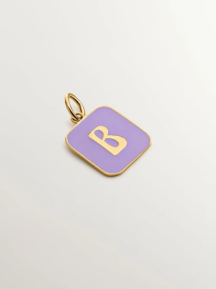 Charm de plata 925 bañada en oro amarillo de 18K con inicial B y esmalte lila con forma cuadrada