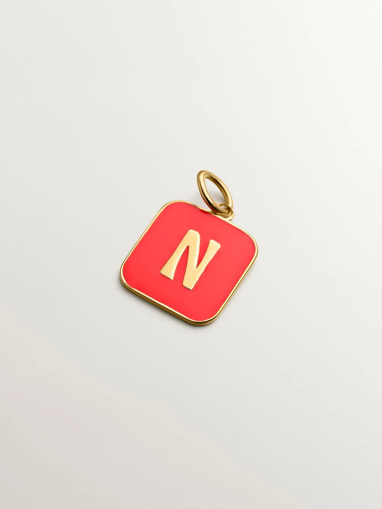 Charm de plata 925 bañada en oro amarillo de 18K con inicial N y esmalte rosa con forma cuadrada