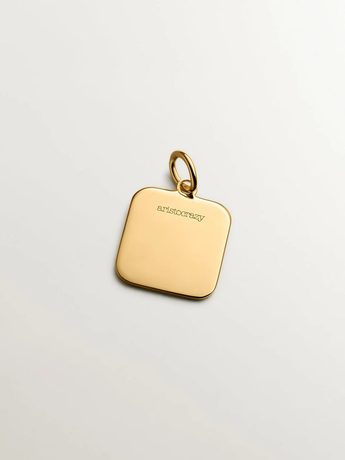 Charm de plata 925 bañada en oro amarillo de 18K con inicial N y esmalte rosa con forma cuadrada