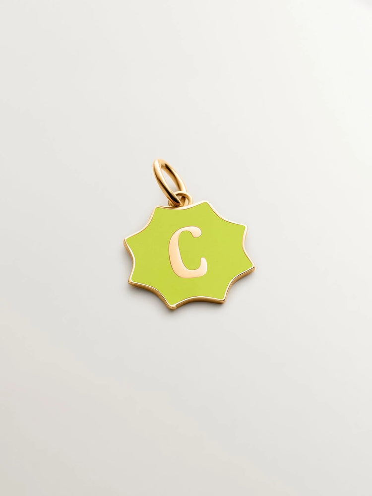 Charm de plata 925 bañada en oro amarillo de 18K con inicial C y esmalte amarillo con forma de estrella