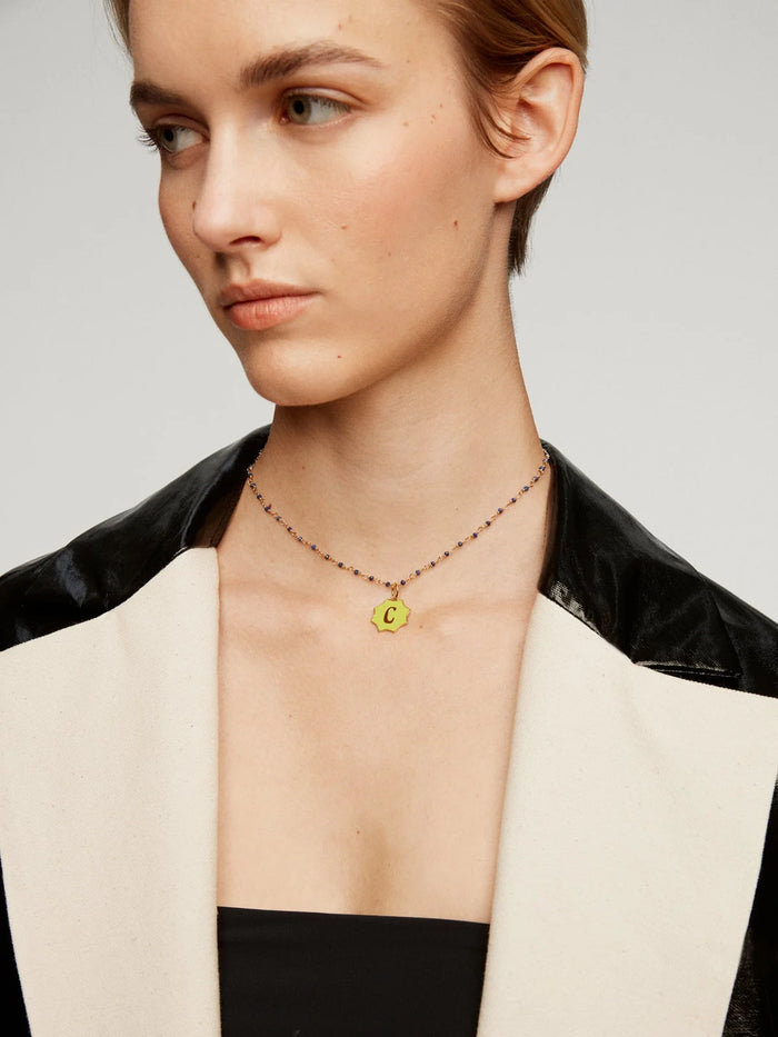 Charm de plata 925 bañada en oro amarillo de 18K con inicial C y esmalte amarillo con forma de estrella
