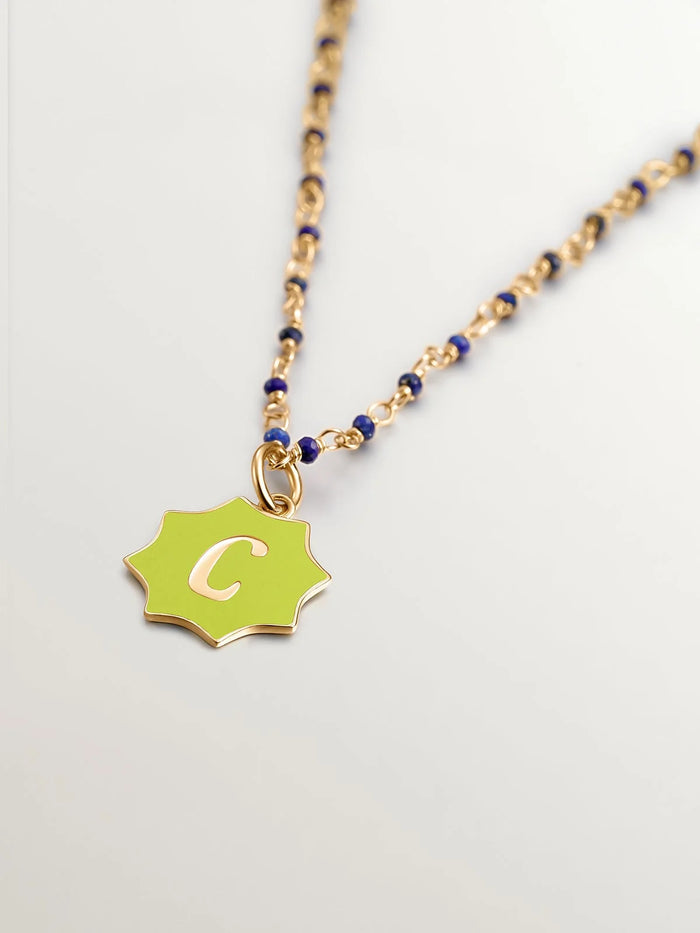 Charm de plata 925 bañada en oro amarillo de 18K con inicial C y esmalte amarillo con forma de estrella
