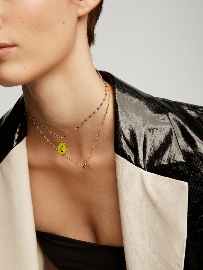 Charm de plata 925 bañada en oro amarillo de 18K con inicial C y esmalte amarillo con forma de estrella