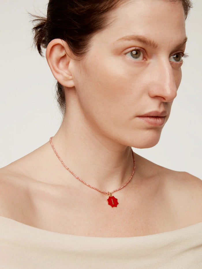 Charm de plata 925 bañada en oro amarillo de 18K con inicial I y esmalte rojo con forma de estrella