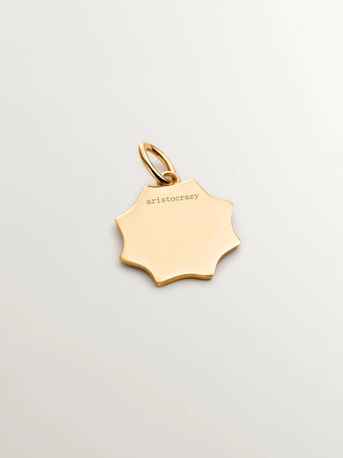 Charm de plata 925 bañada en oro amarillo de 18K con inicial I y esmalte rojo con forma de estrella
