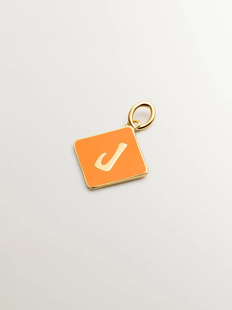 Charm de plata 925 bañada en oro amarillo de 18K con inicial J y esmalte naranja con forma de rombo