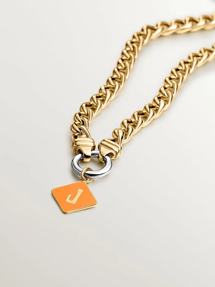 Charm de plata 925 bañada en oro amarillo de 18K con inicial J y esmalte naranja con forma de rombo