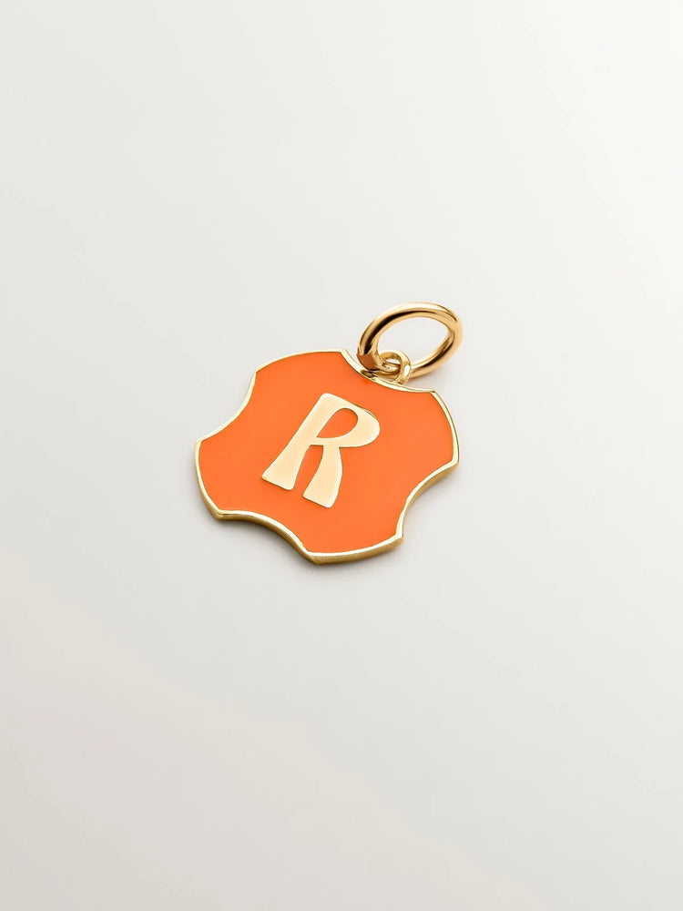 Charm de plata 925 bañada en oro amarillo de 18K con inicial R y esmalte naranja con forma irregular