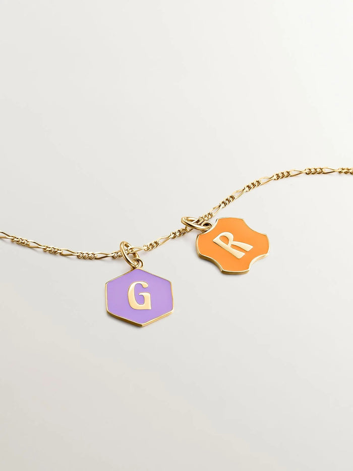 Charm de plata 925 bañada en oro amarillo de 18K con inicial R y esmalte naranja con forma irregular