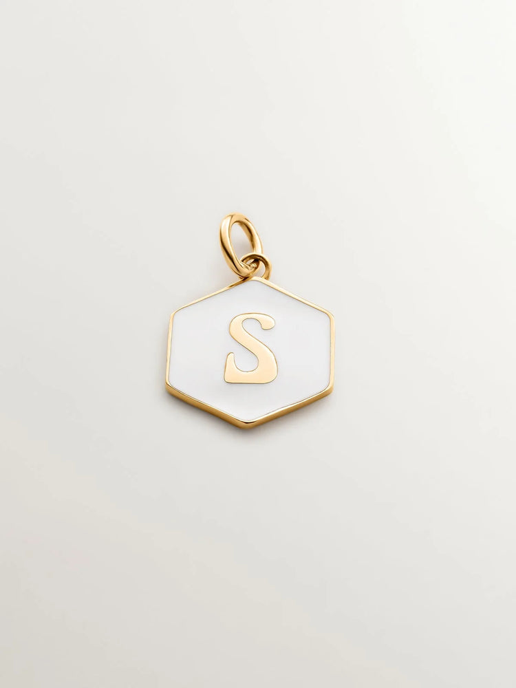 Charm de plata 925 bañada en oro amarillo de 18K con inicial S y esmalte blanco con forma hexagonal