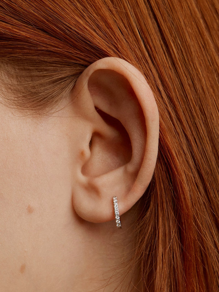 Pendiente de aro individual pequeño de oro blanco de 18K con diamantes