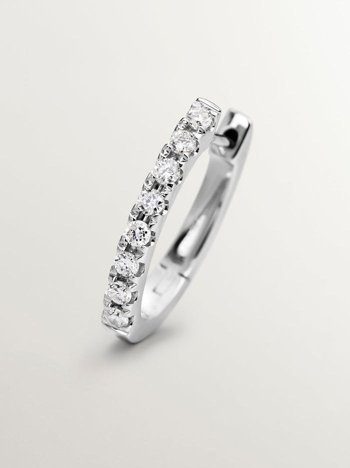 Pendiente de aro individual pequeño de oro blanco de 18K con diamantes