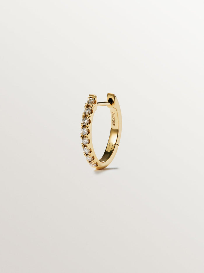 Pendiente de aro individual pequeño de oro de 18K con diamantes