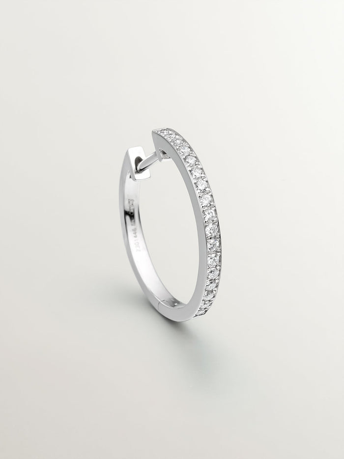 Pendiente de aro pequeño de oro blanco de 18K con diamantes
