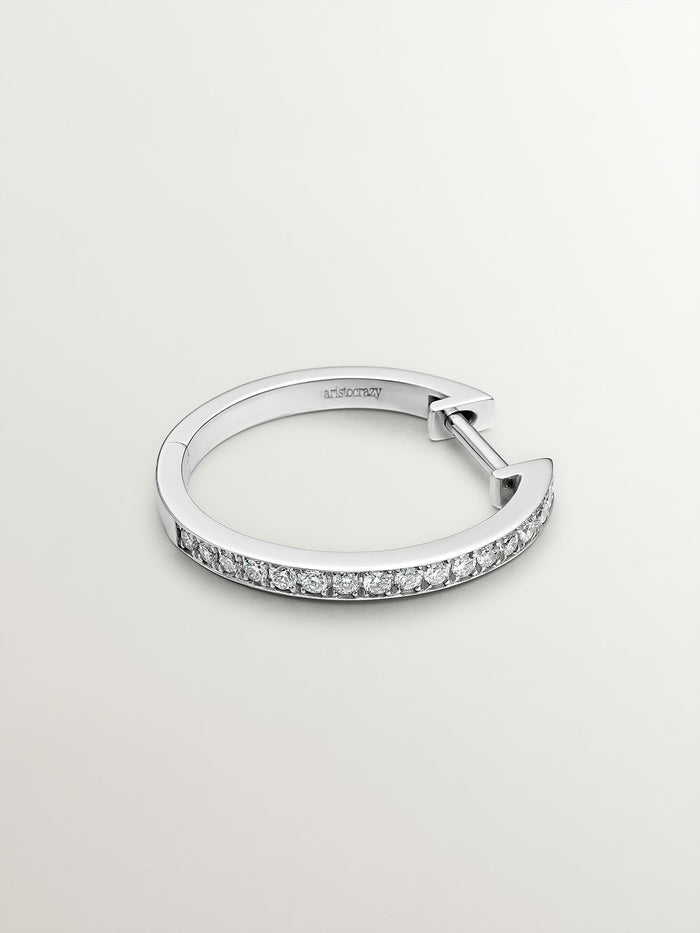 Pendiente de aro pequeño de oro blanco de 18K con diamantes