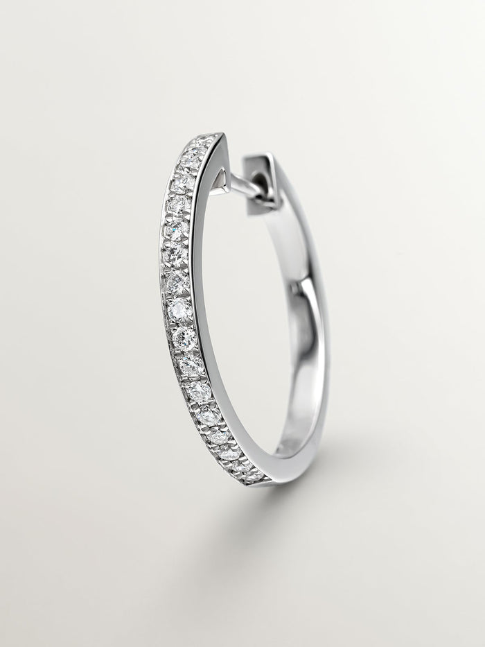 Pendiente de aro pequeño de oro blanco de 18K con diamantes