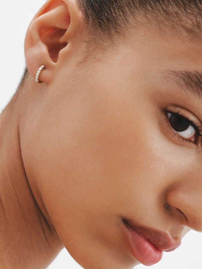 Pendiente individual de aro de oro amarillo de 18K con diamantes