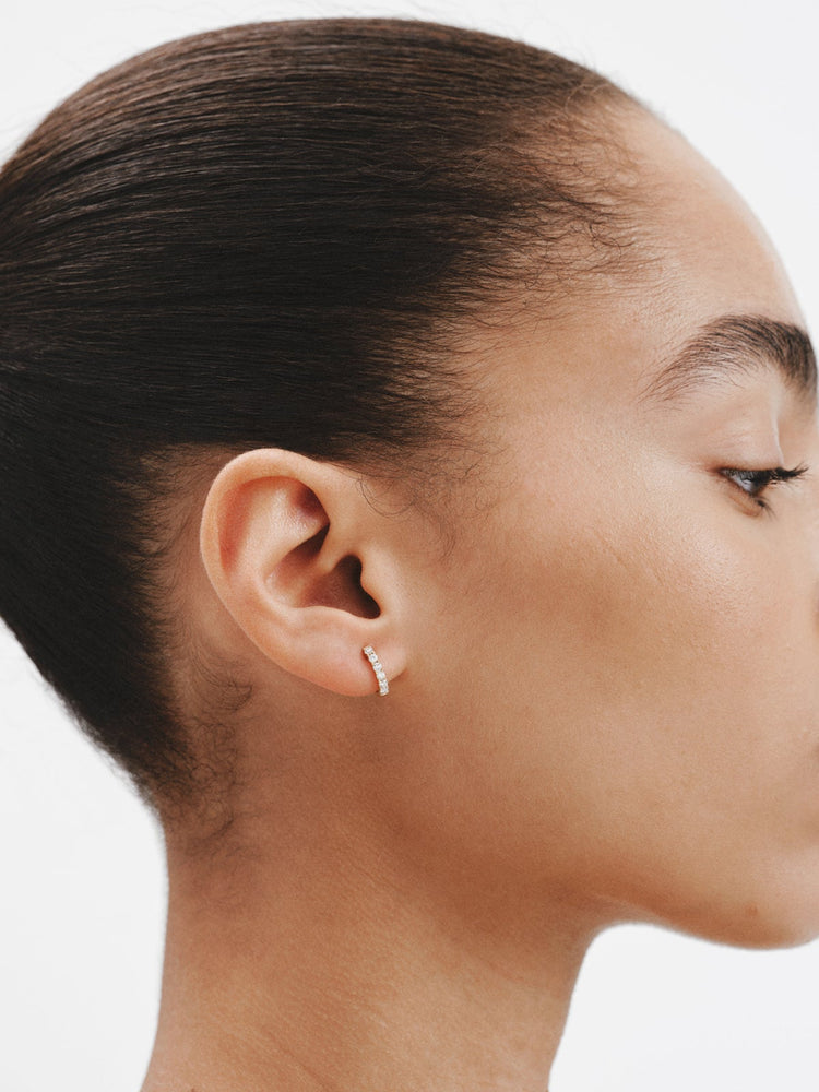 Pendiente individual de aro de oro amarillo de 18K con diamantes