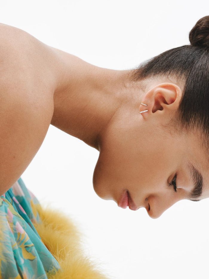 Pendiente individual de aro de oro amarillo de 18K con diamantes