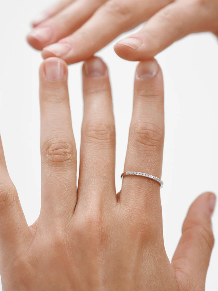 Anillo de oro blanco de 18K con diamantes 0,09 cts