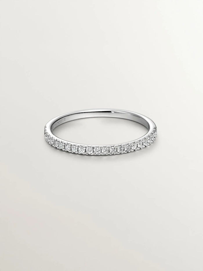 Anillo de oro blanco de 18K con diamantes en talla brillante