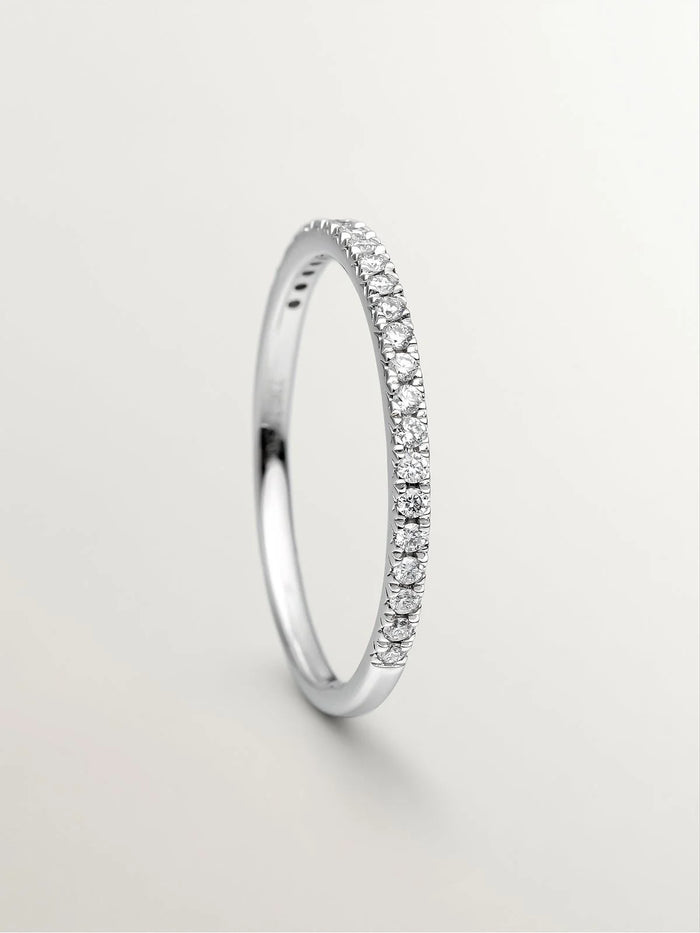Anillo de oro blanco de 18K con diamantes en talla brillante