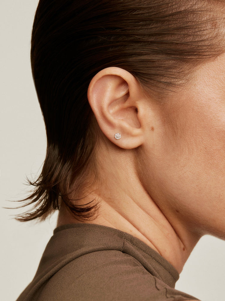 Pendiente individual de oro blanco de 18K con roseta de diamantes 0,06 cts