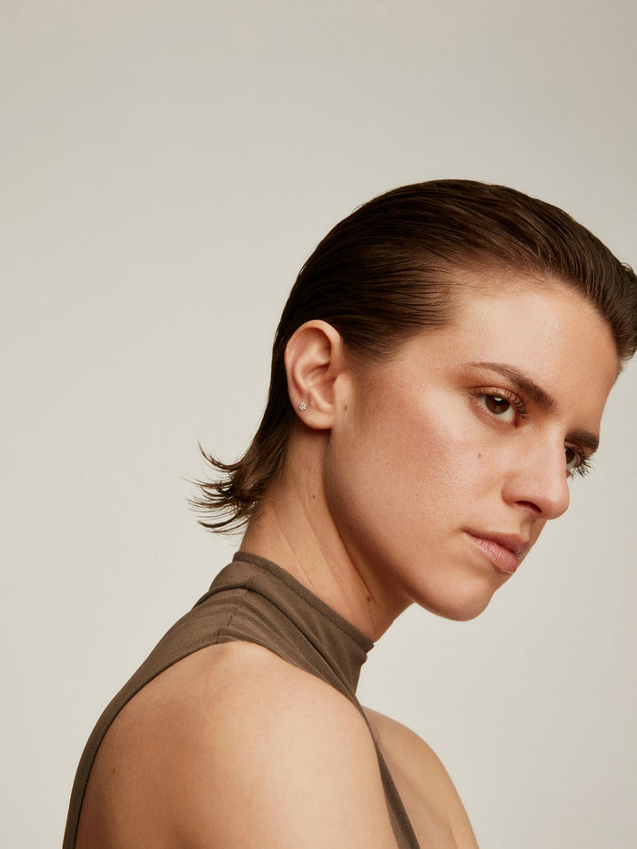 Pendiente individual de oro blanco de 18K con roseta de diamantes 0,06 cts