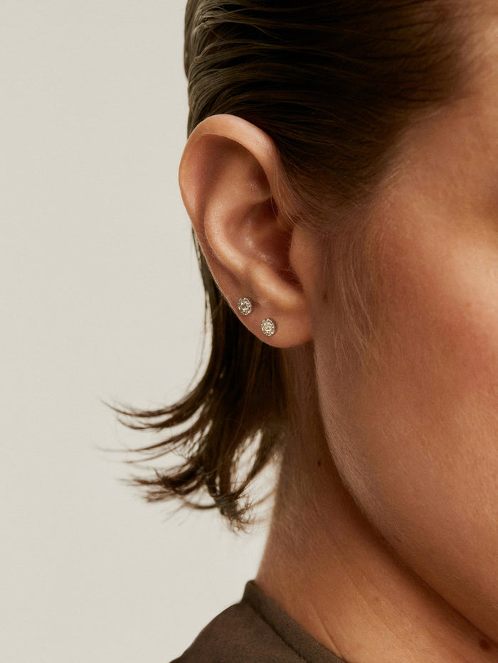 Pendiente individual de oro blanco de 18K con roseta de diamantes 0,06 cts