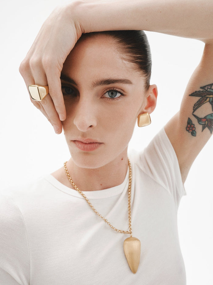 Anillo cuadrado de plata 925 bañada en oro amarillo de 18K con efecto pulido