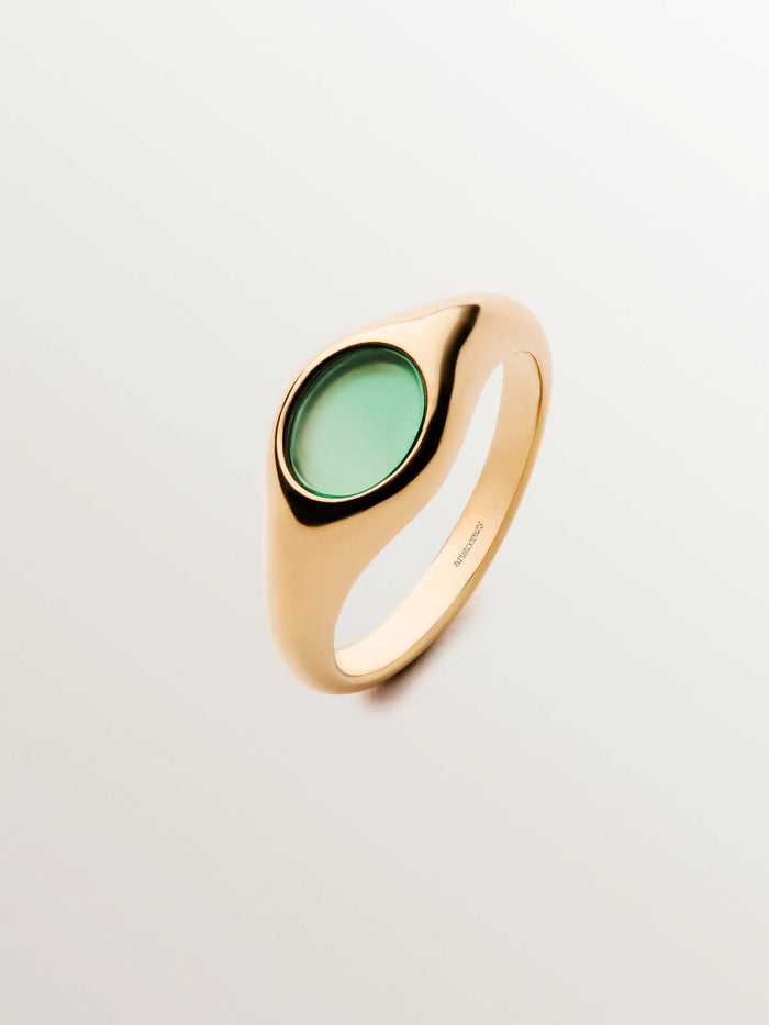 Anillo estilo sello de plata 925 bañada en oro amarillo de 18K con ónix verde central.