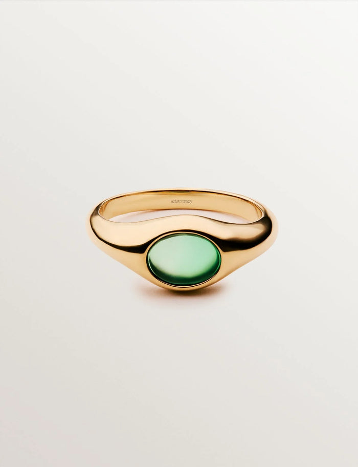 Anillo estilo sello de plata 925 bañada en oro amarillo de 18K con ónix verde central.